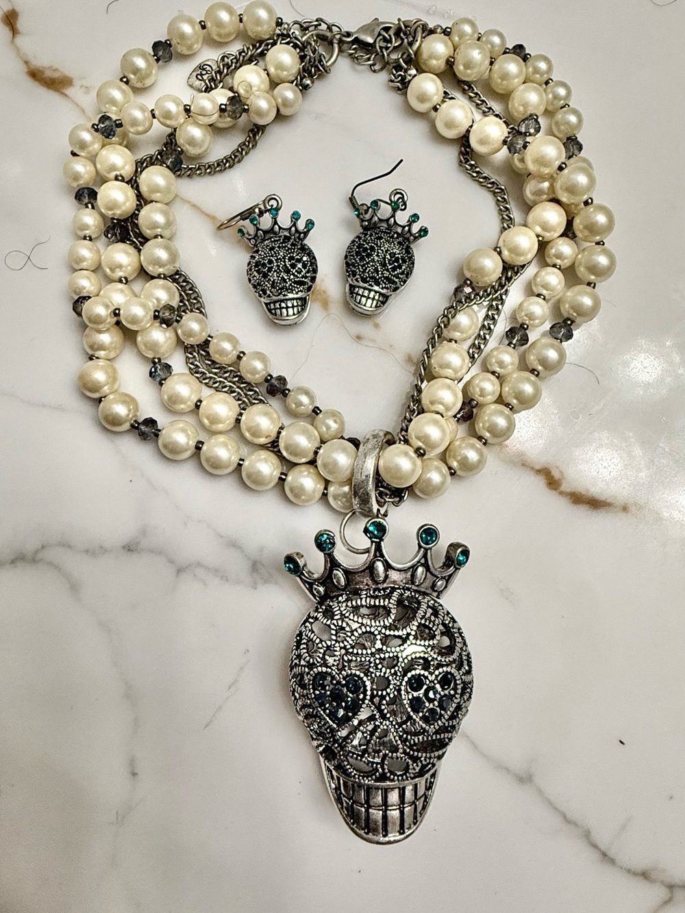 Jumbo B Johnson Pearl Necklace with Crowned Skull Pendant and Teal Accents NWOT - Picture 4 of 7